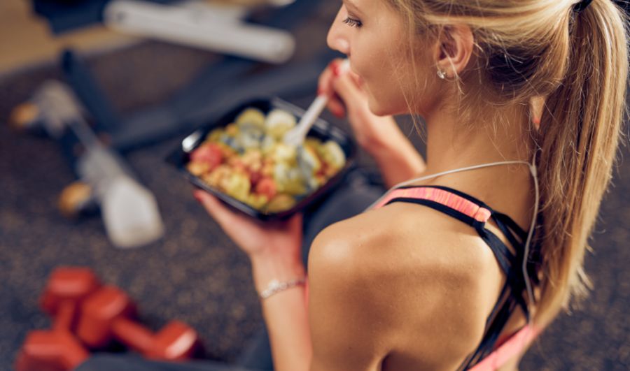 Alimentatie pentru femei active -  ce sa mananci inainte si dupa antrenament