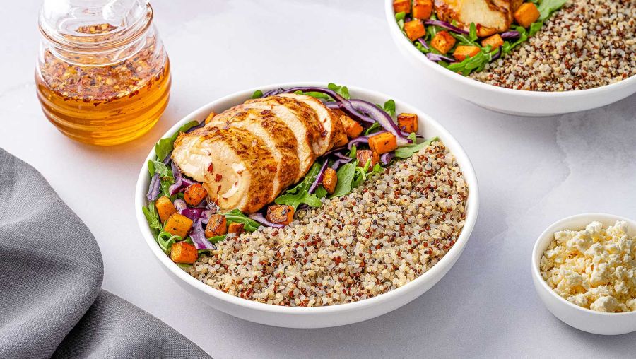 Bol de quinoa cu pui marinat, legume coapte si sos cremos de iaurt & tahini