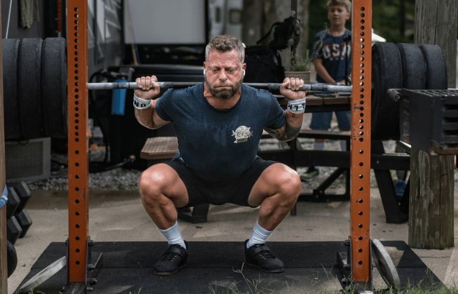 Genuflexiuni cu pauza -masa musculara intr-un mod brutal