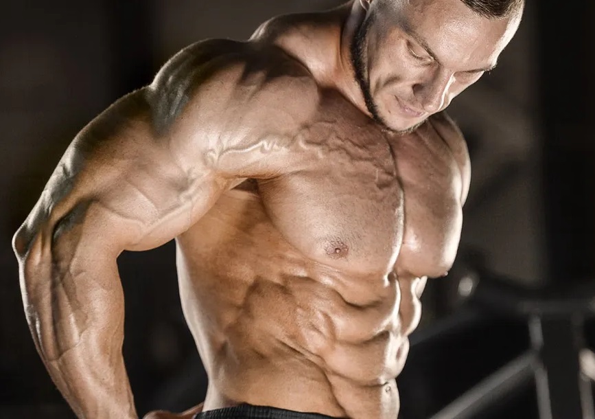 Deltoizi imensi: ridicari laterale din inclinat