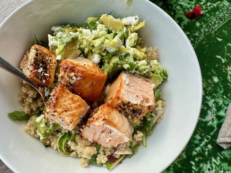 Somon, quinoa si sos cremos de avocado